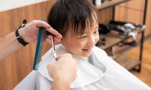 子供が散髪してる